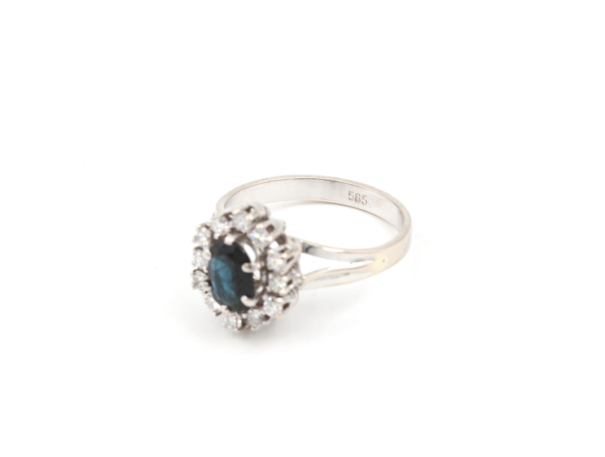 Diamant ring i 18k vitguld med en safir. 0,24ct diamaner. vikt: 3,56g