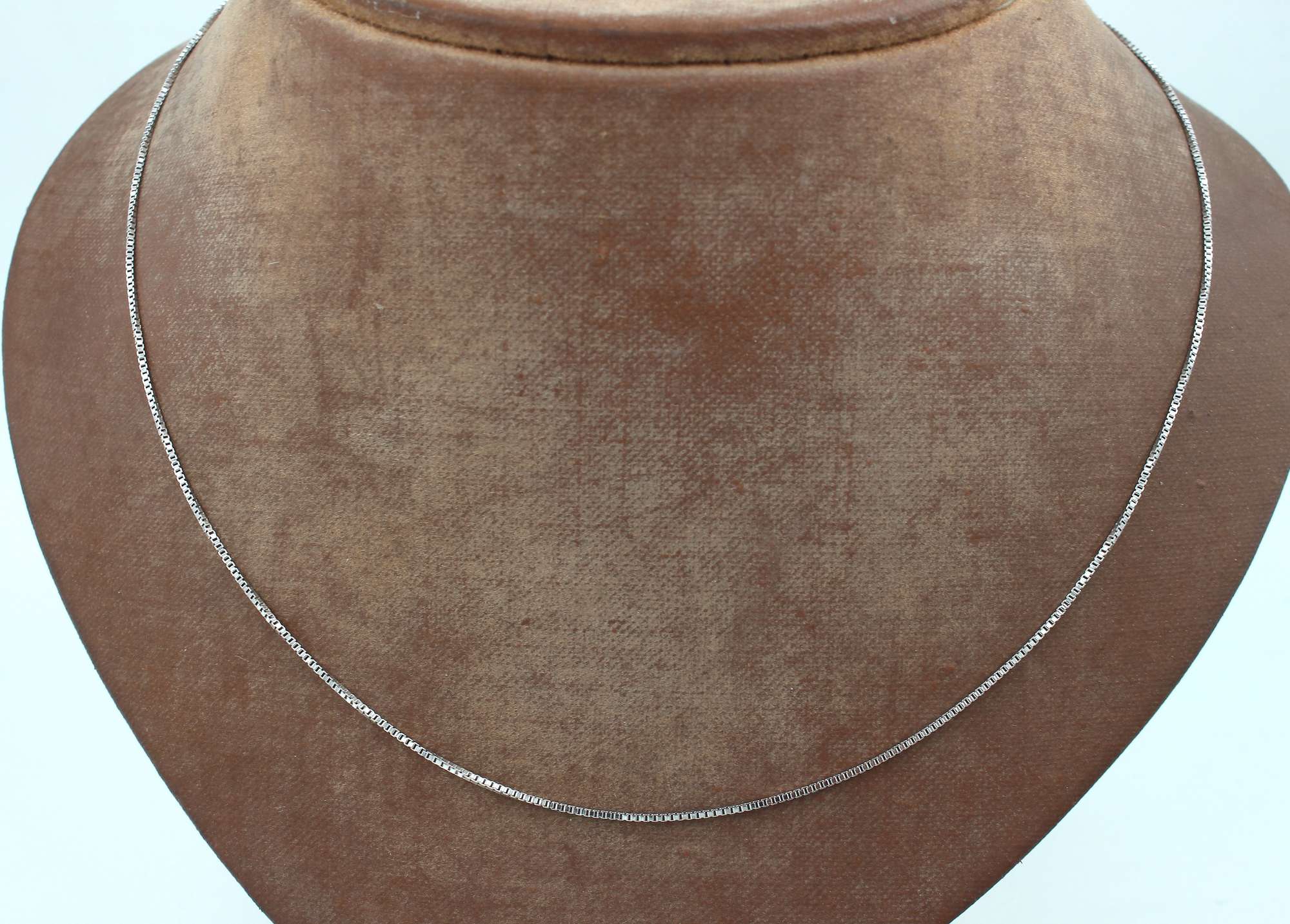 Venezia halsband i 18k vitguld . vikt: 2,6g