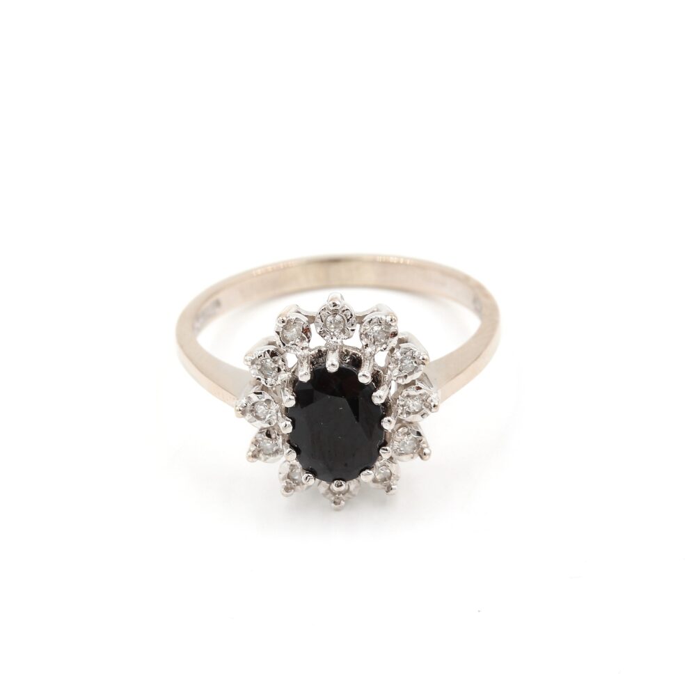 Diamant ring i 14k vitguld med en safir. vikt: 4,46g