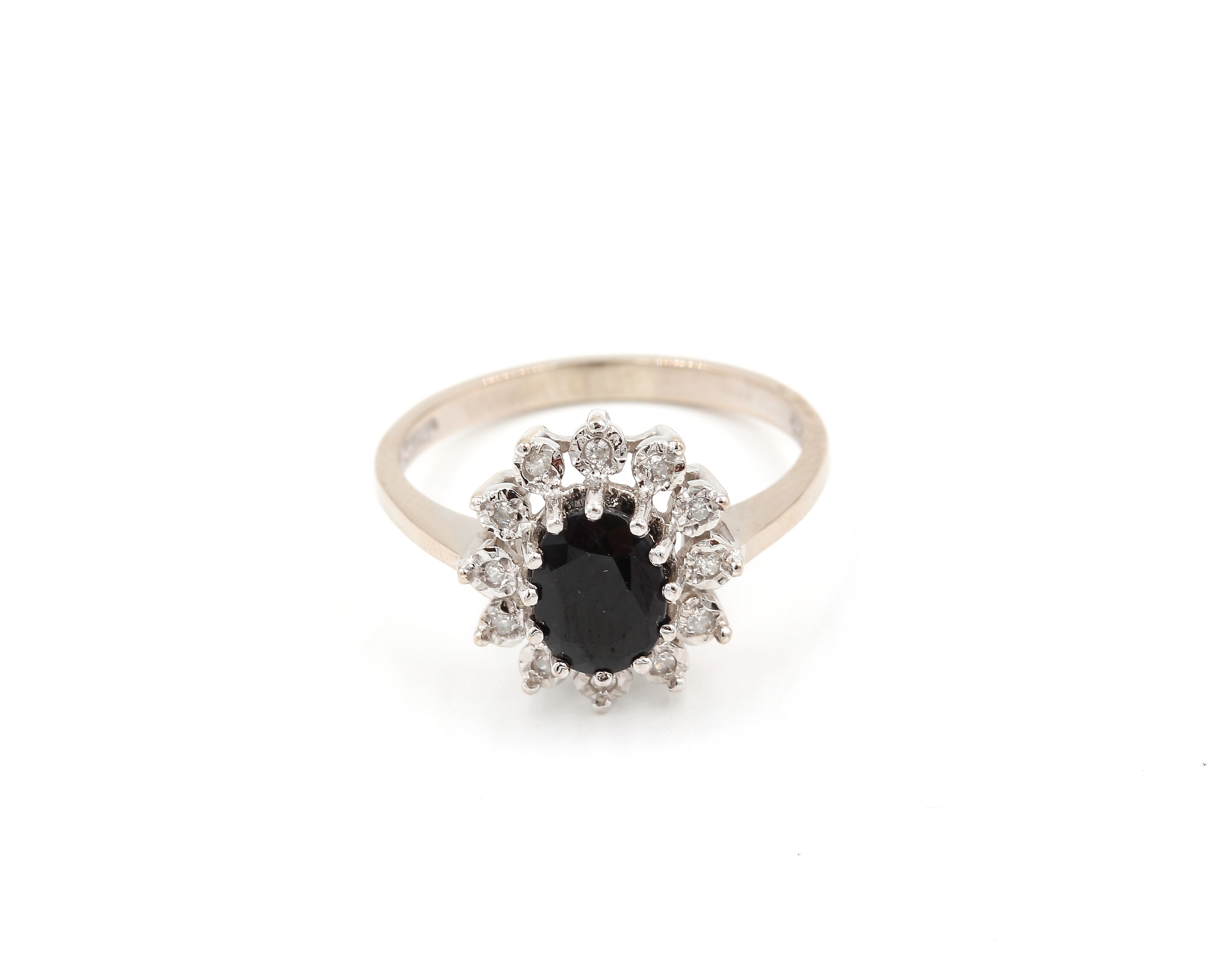 Diamant ring i 14k vitguld med en safir. vikt: 4,46g