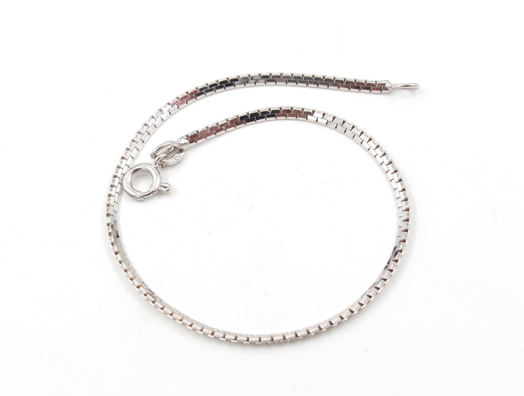 Armband i 18k vitguld. vikt: 3,3g