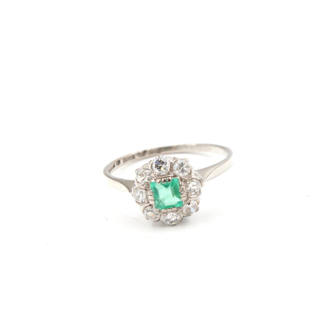 Diamantring i 18k guld med en smaragd. vikt:2,41g
