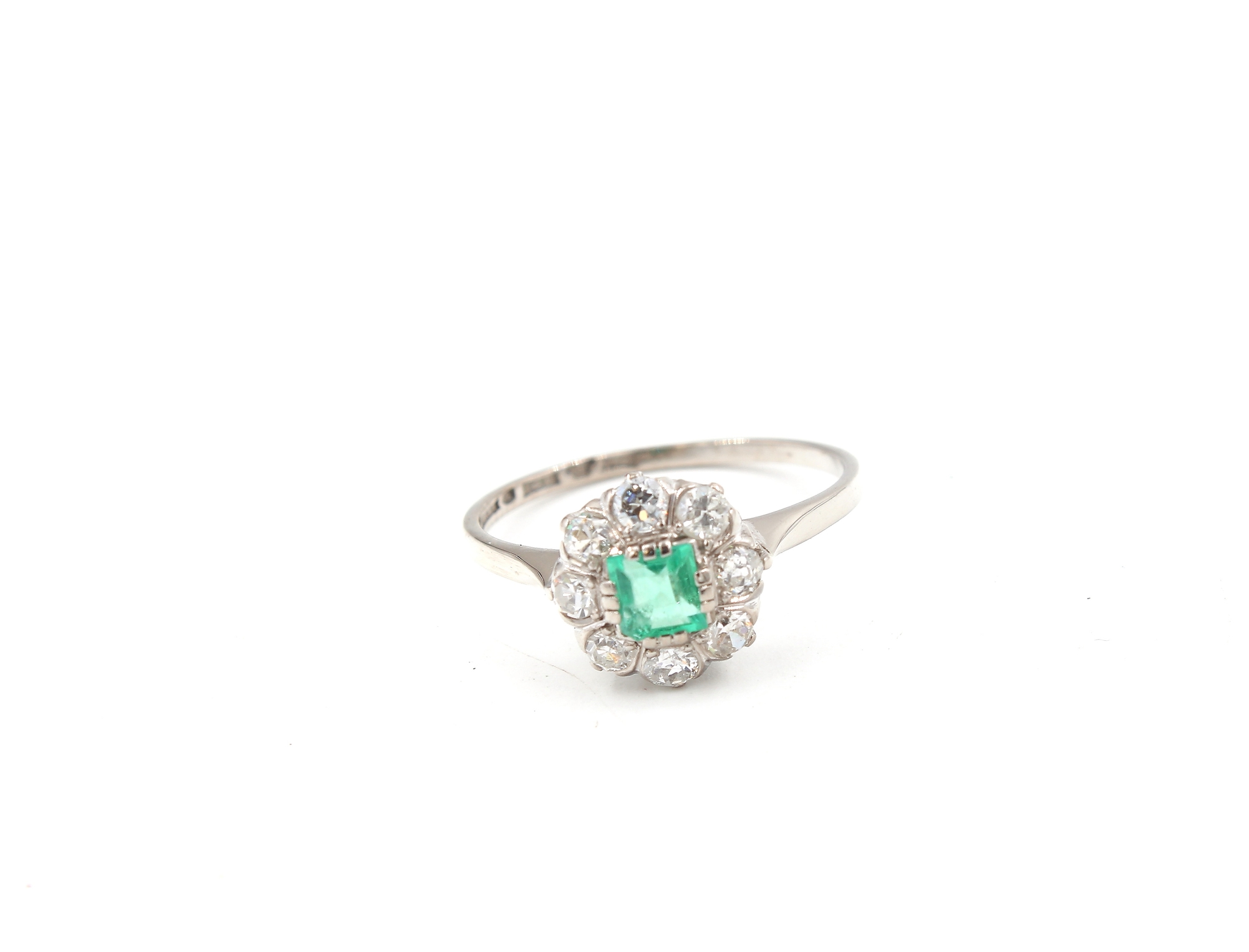 Diamantring i 18k guld med en smaragd. vikt:2,41g