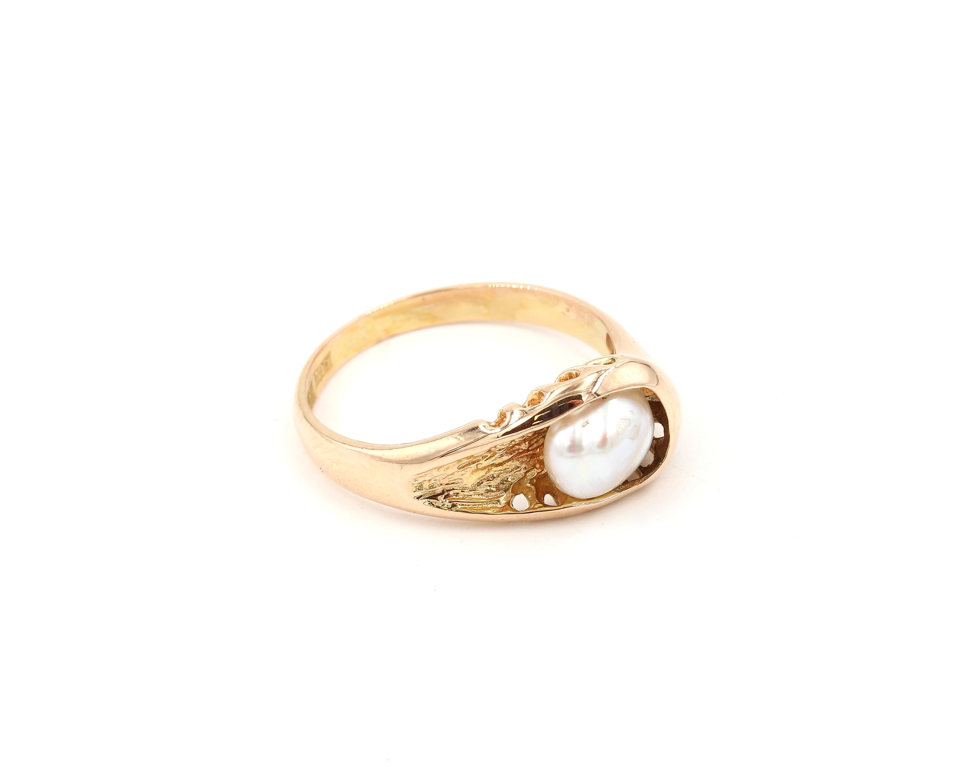 Ring med en pärla av Bengt hallberg i 18k guld. vikt: 3,8g