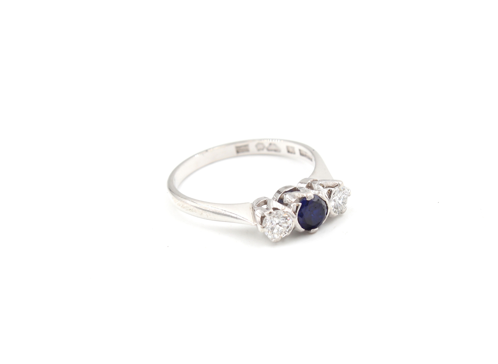 Diamantring med en safir i 18k vitguld ca 0,20 ct diamanter