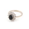 Diamant ring i 14k vitguld med en safir. vikt: 4,46g