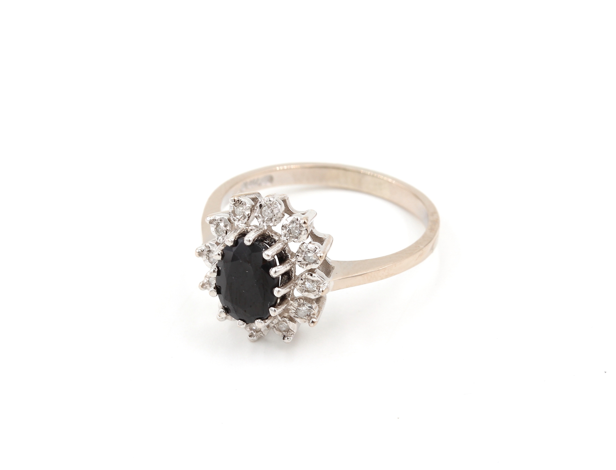 Diamant ring i 14k vitguld med en safir. vikt: 4,46g