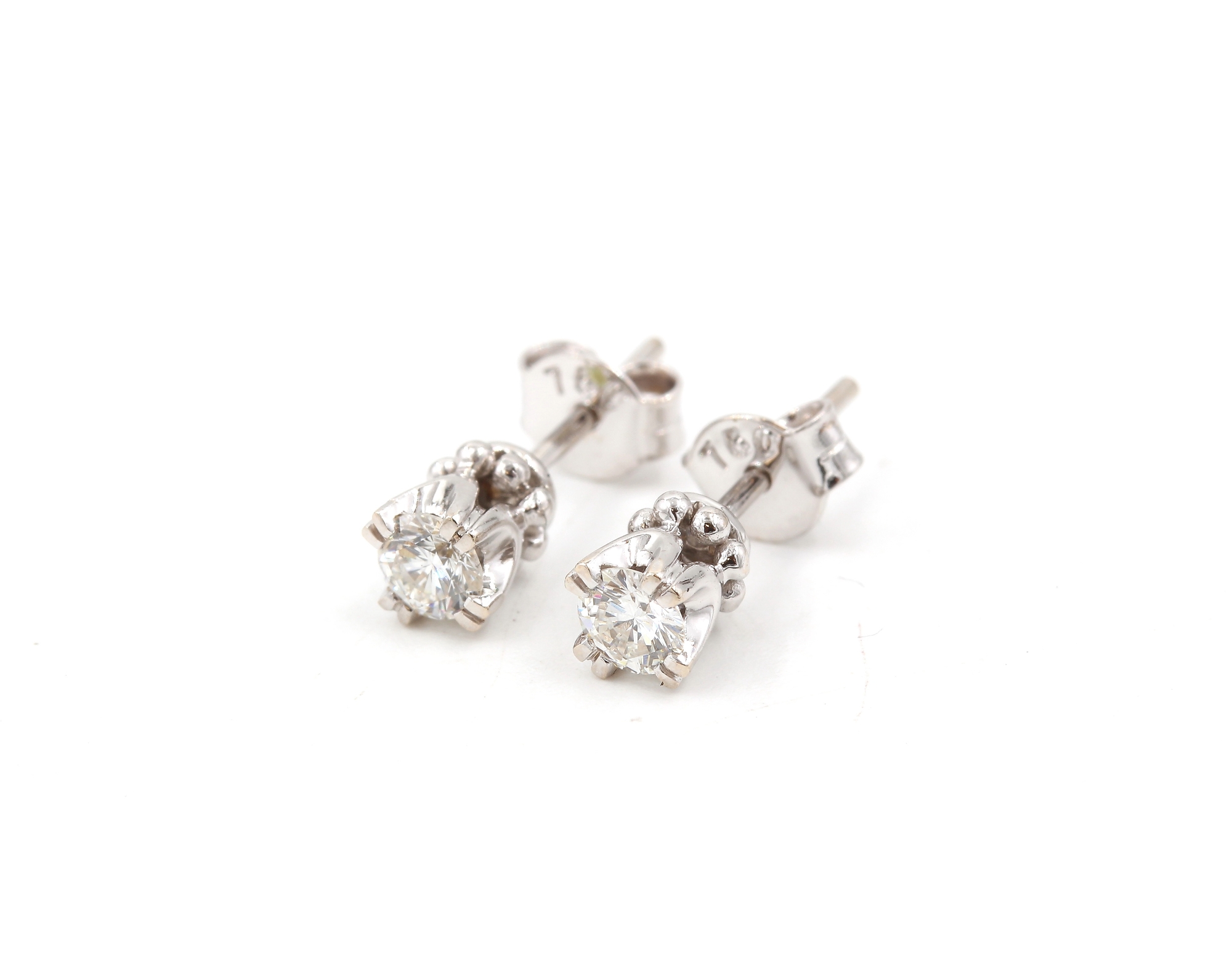 Diamant örhängen i 18k vitguld-ca 0,30 ct totalt.