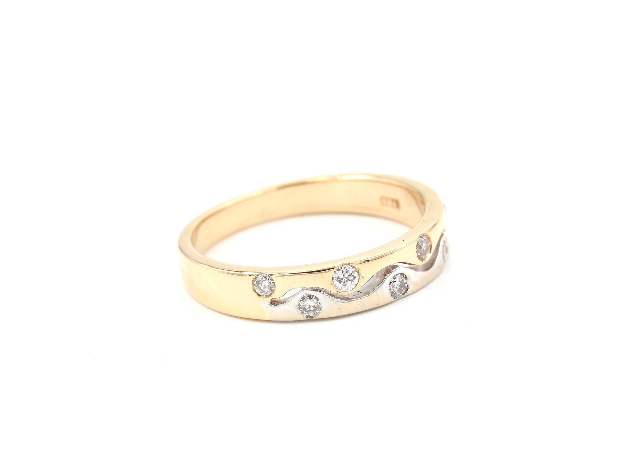 Diamantring i 18k guld och vitguld ca 0,14 ct. vikt: 4g