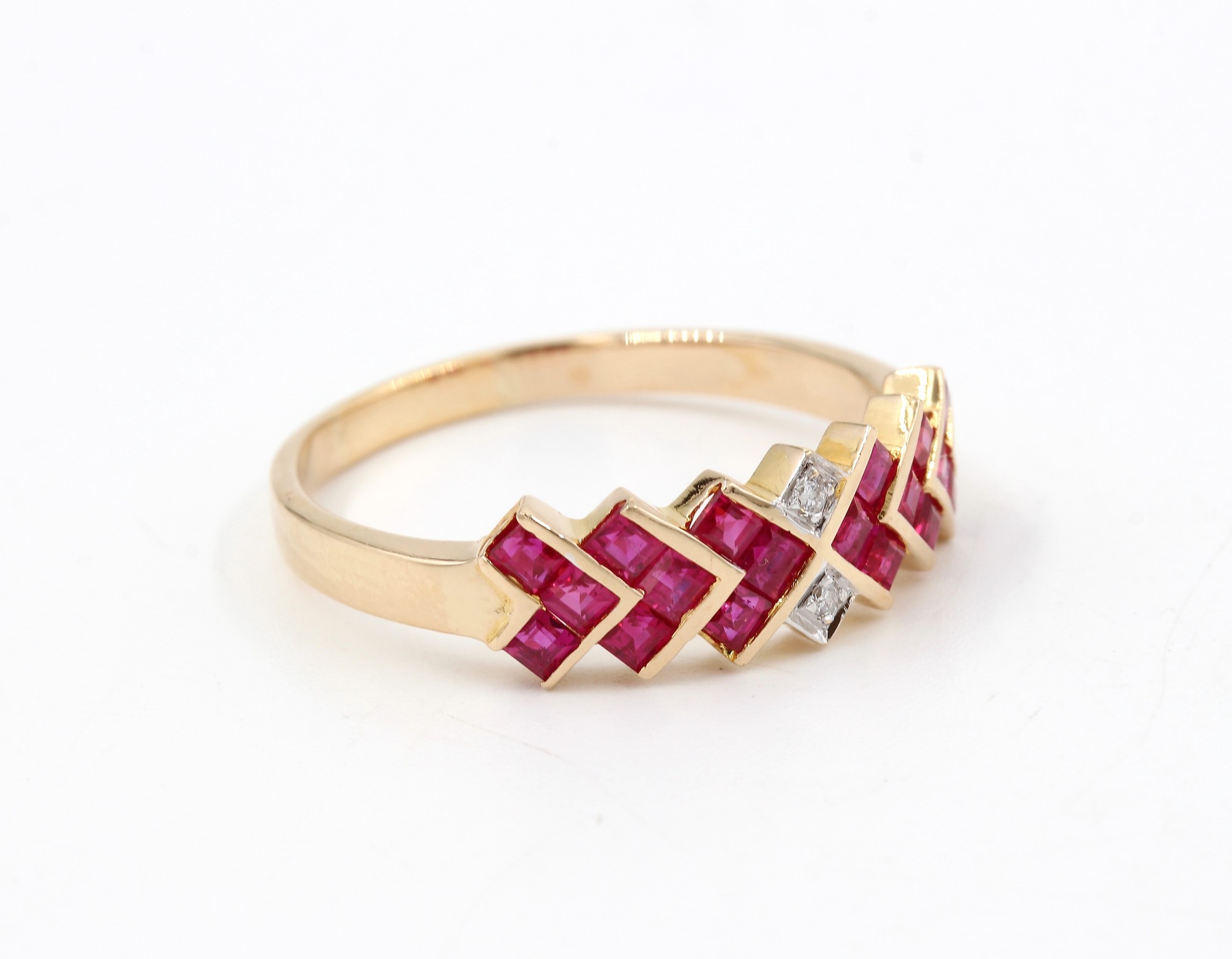 Diamantring i 18k guld med rubiner. vikt: 3,6g