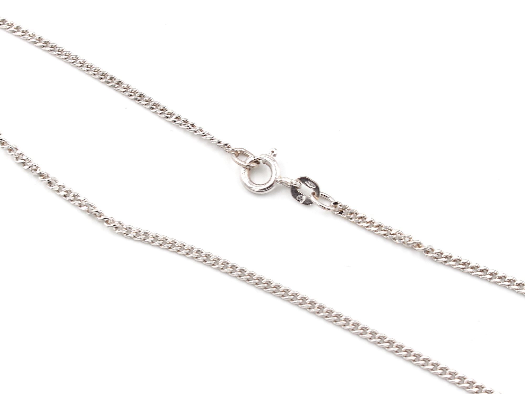 Halsband med ett hänge i 18K vitguld med opal och diamanter.