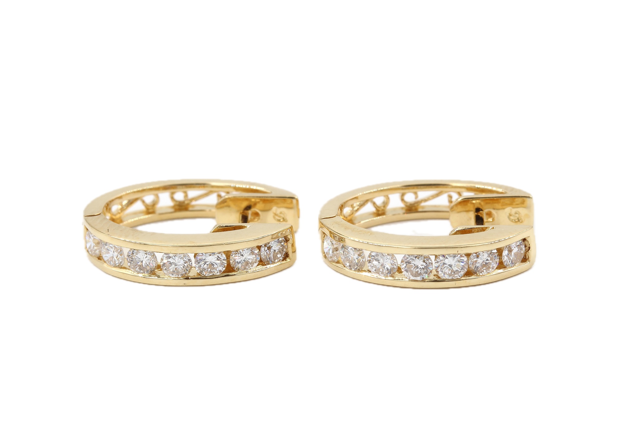 Örhängen med diamanter i 18k guld. vikt: 4,95g
