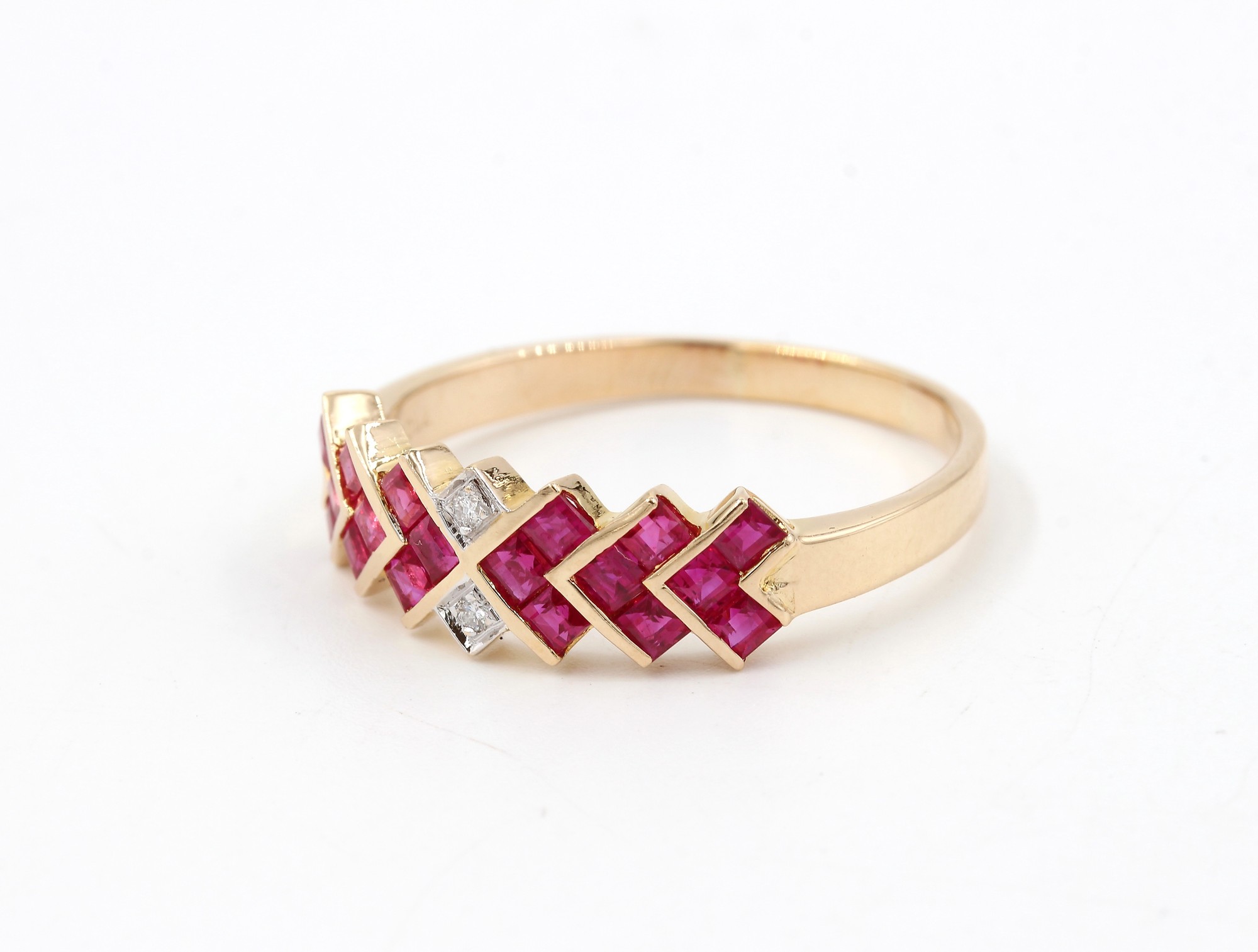 Diamantring i 18k guld med rubiner. vikt: 3,6g