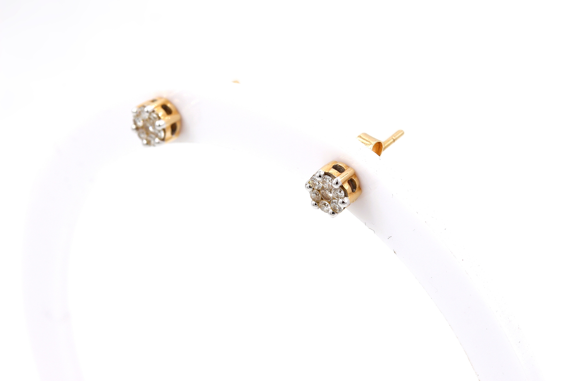 Örhängen i 18k guld med små diamanter.Vikt 1.48g