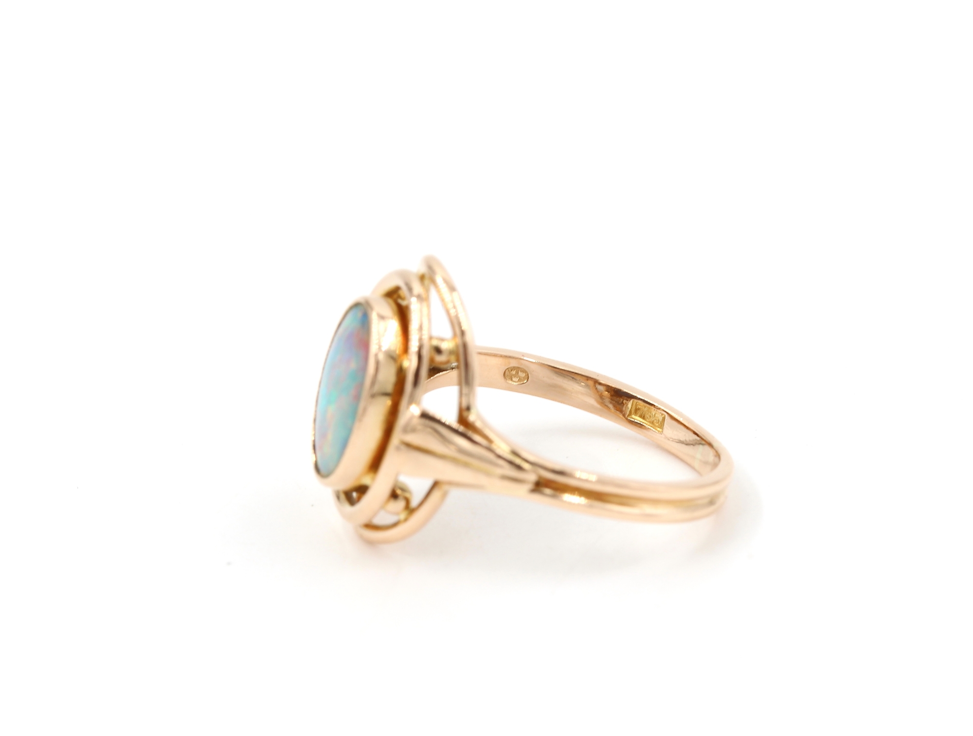 Ring i 18k guld med en opal. vikt: 3,12g