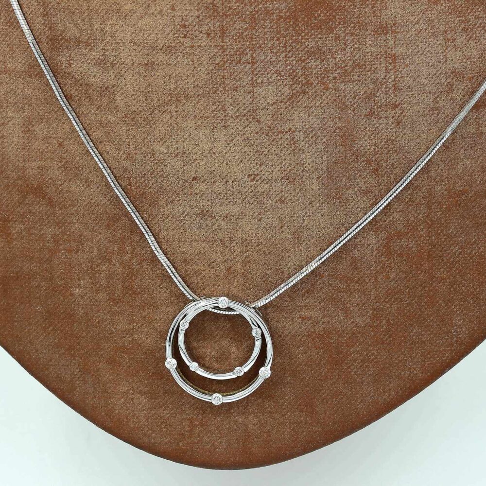 Halsband med ett diamant hänge i 18k vitguld.Vikt:7.43g