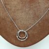 Halsband med ett diamant hänge i 18k vitguld.Vikt:7.43g