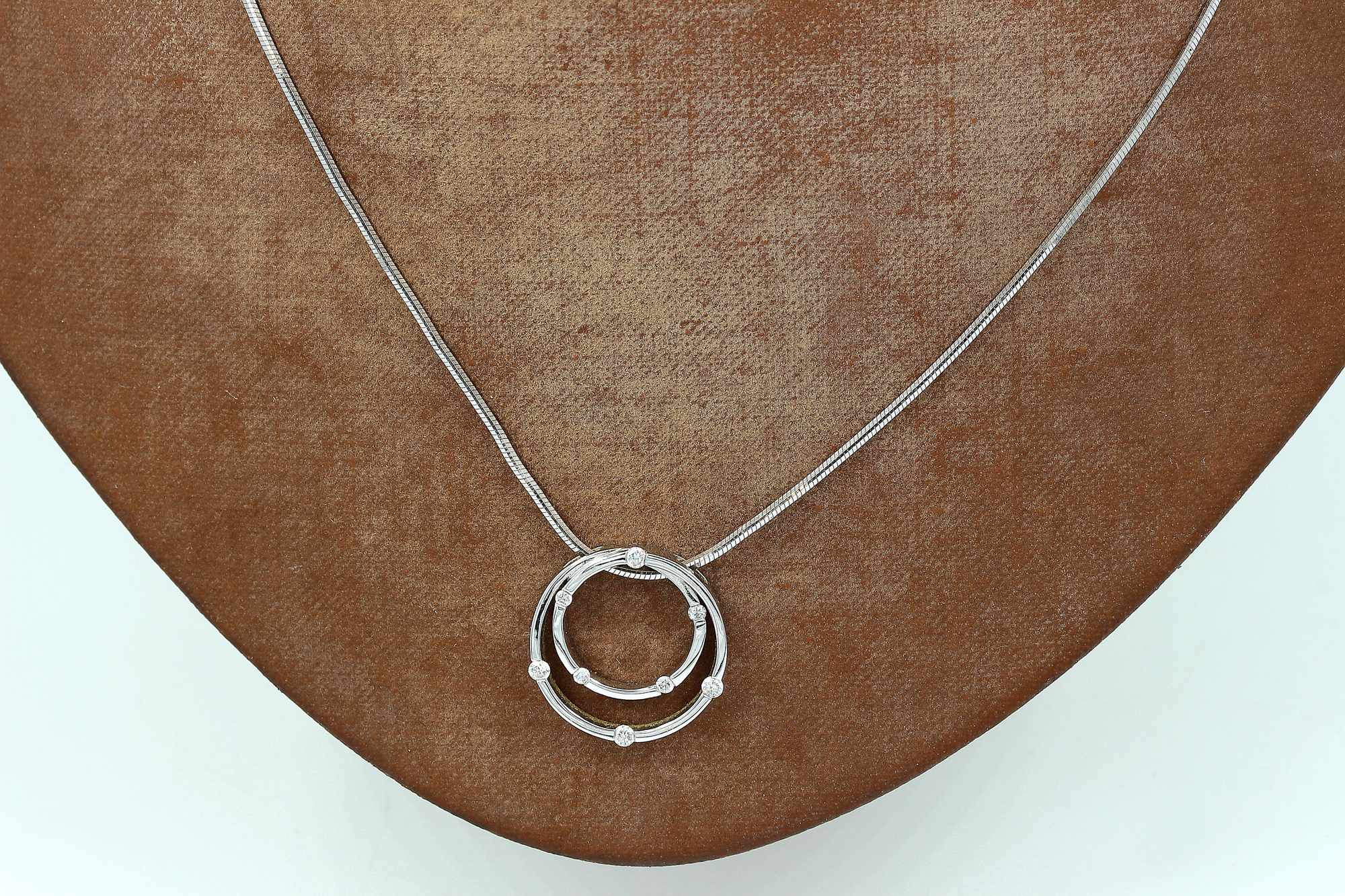 Halsband med ett diamant hänge i 18k vitguld.Vikt:7.43g