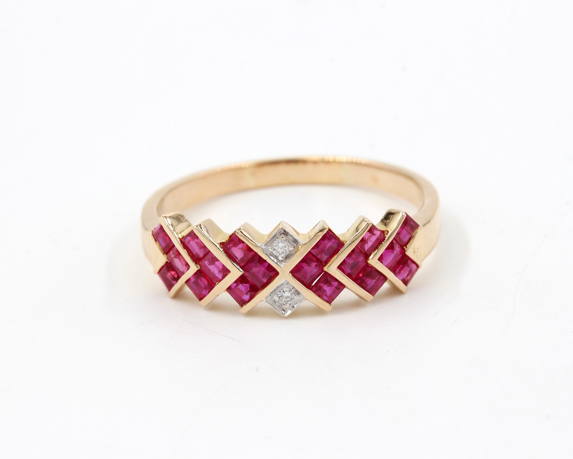 Diamantring i 18k guld med rubiner. vikt: 3,6g