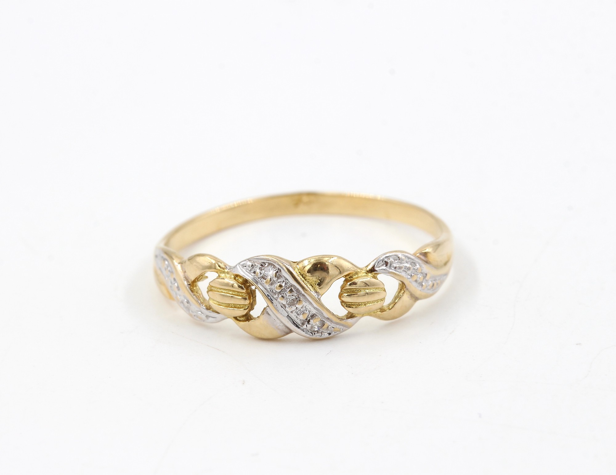 Bismarck ring i 18k guld med diamanter. vikt: 1,7g