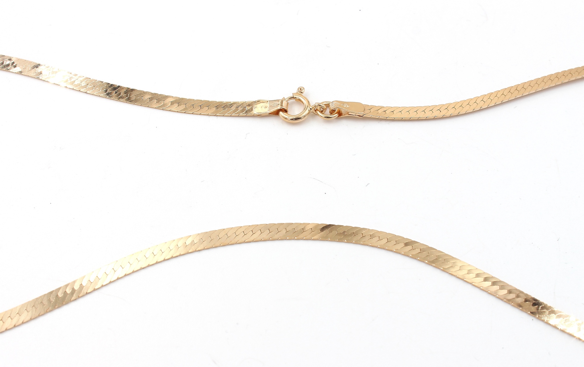 Halsband i 18k guld . vikt: 7,4g