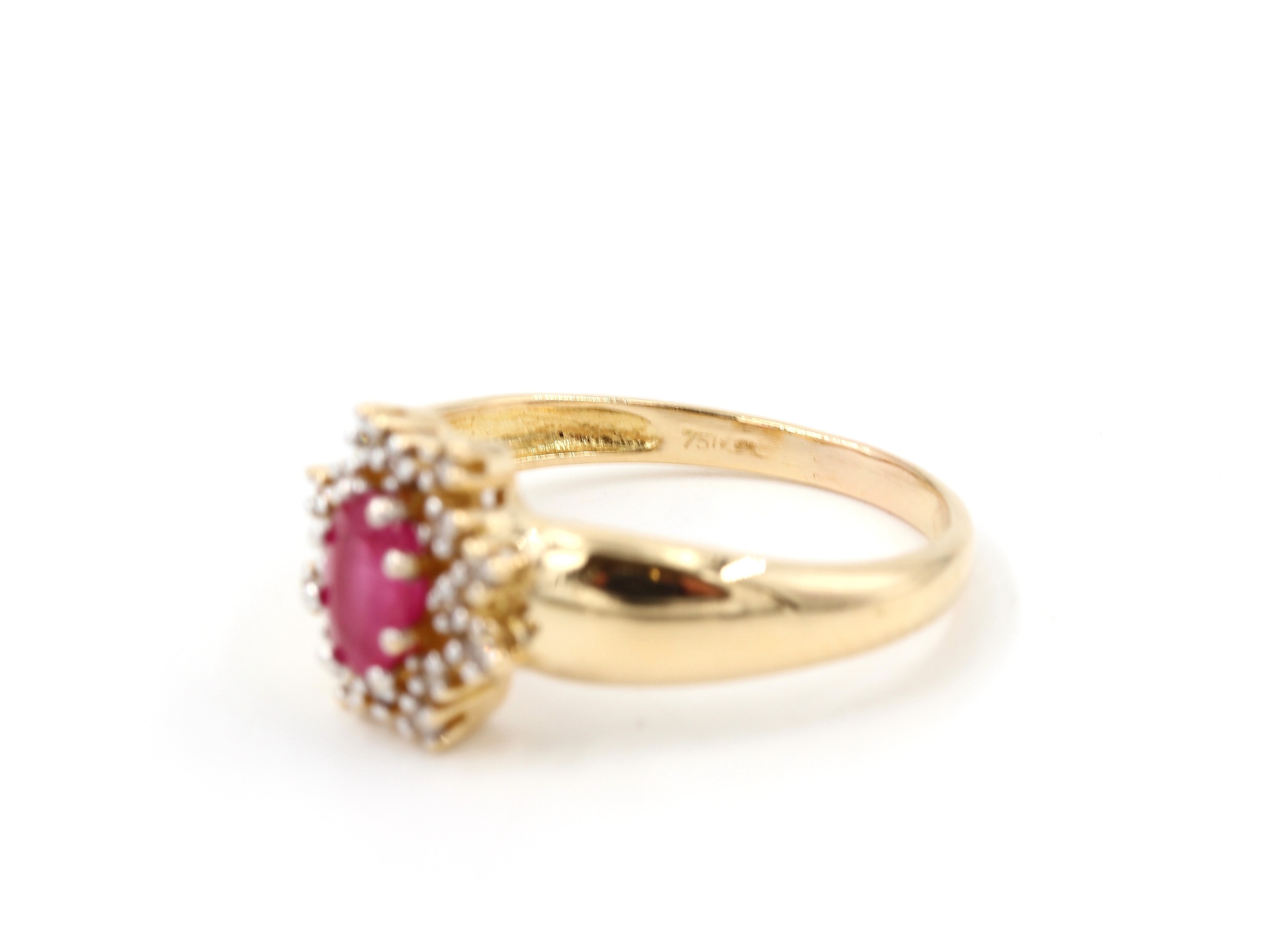 Diamantring i 18k guld med en rubin. vikt:3,65g