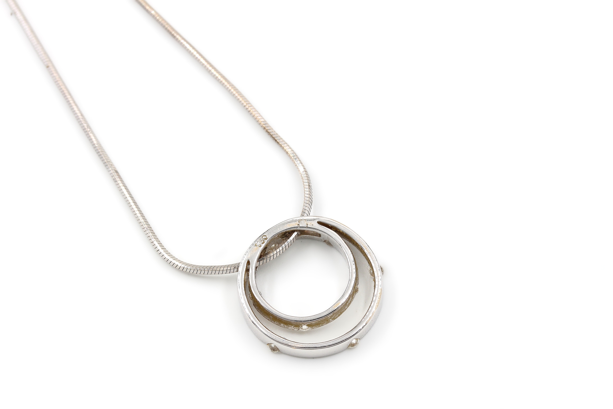 Halsband med ett diamant hänge i 18k vitguld.Vikt:7.43g