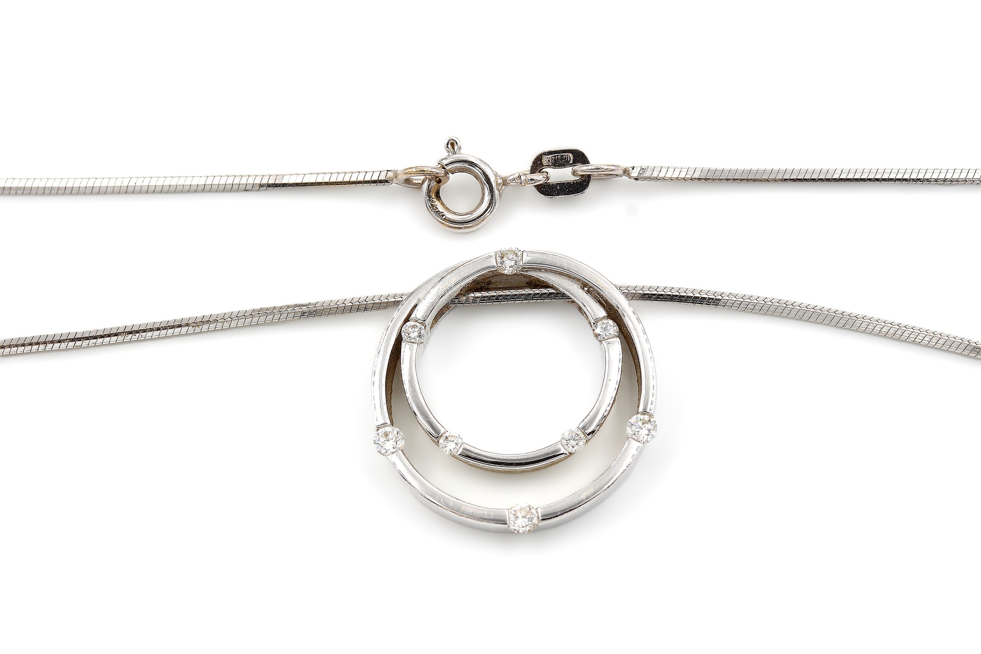 Halsband med ett diamant hänge i 18k vitguld.Vikt:7.43g