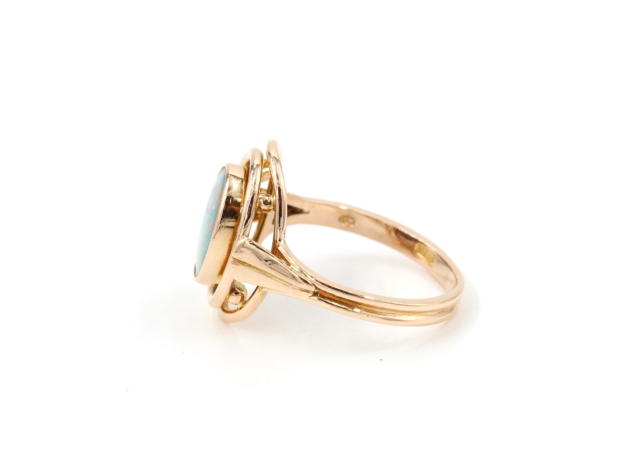 Ring i 18k guld med en opal. vikt: 3,12g