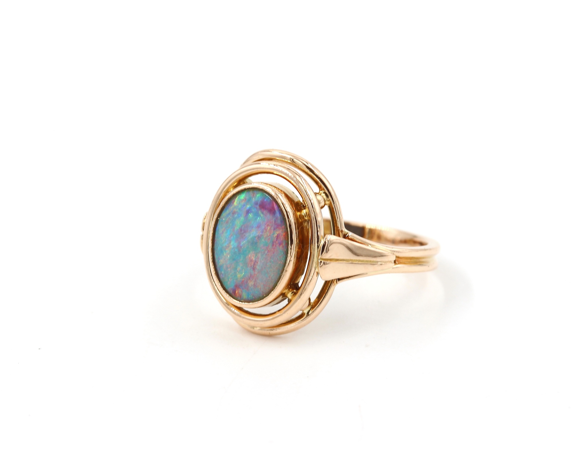 Ring i 18k guld med en opal. vikt: 3,12g