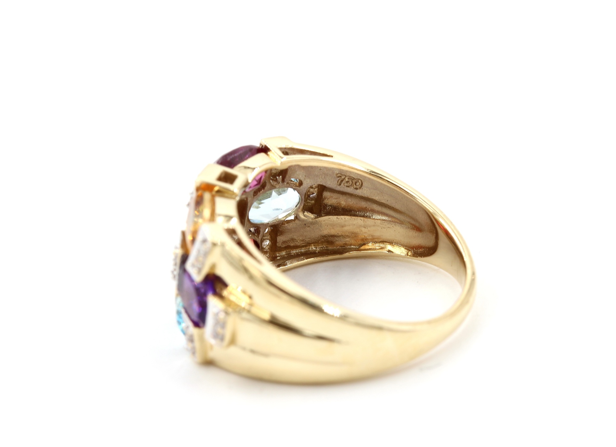 Diamantring med färgade ädelstenar i 18k guld. vikt: 5,47g