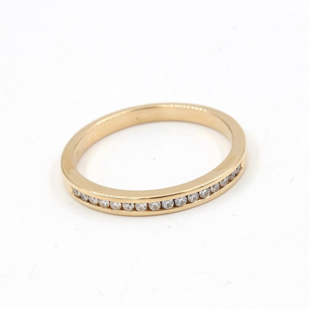 Diamantring i 18k guld. vikt: 2,65g