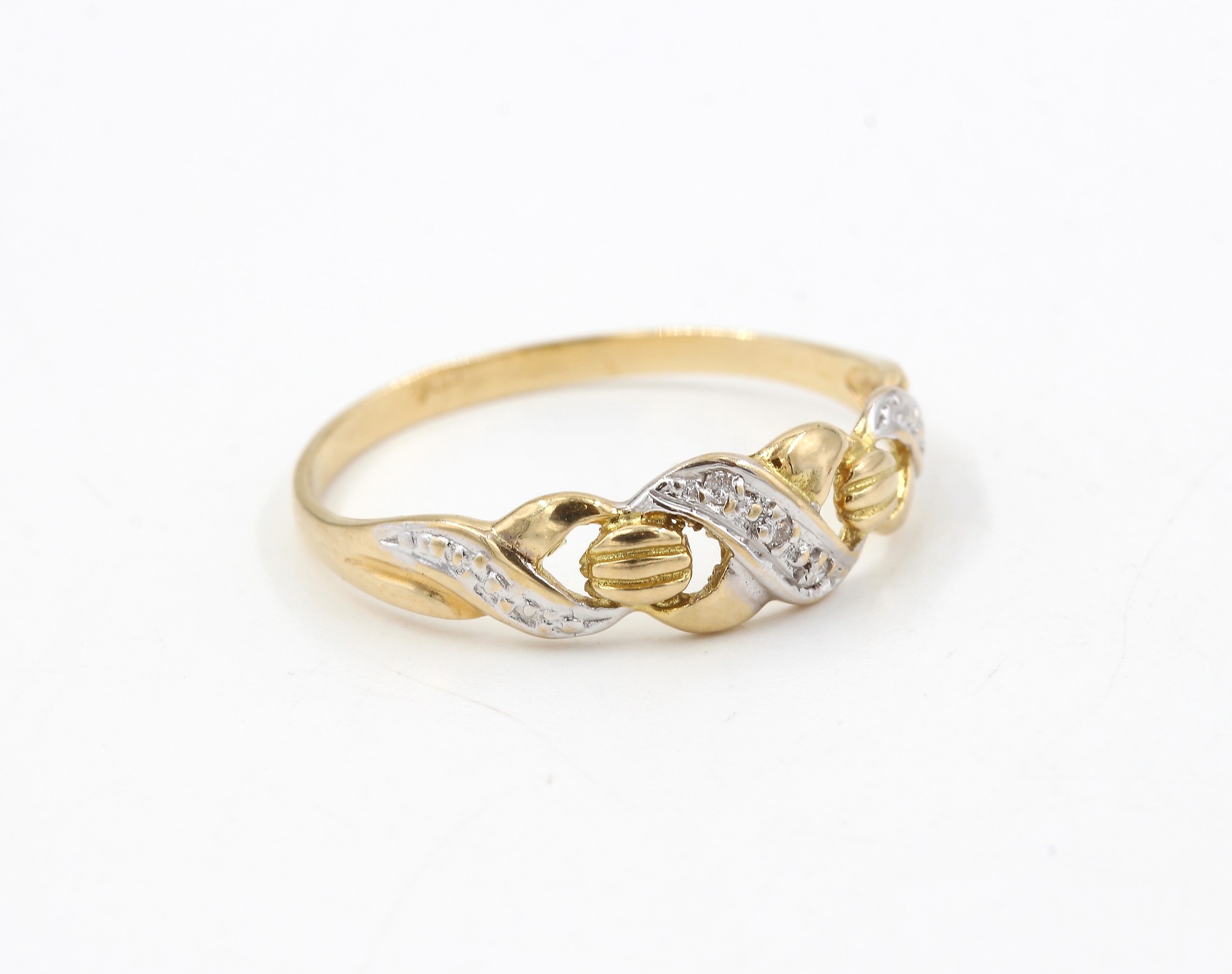 Bismarck ring i 18k guld med diamanter. vikt: 1,7g