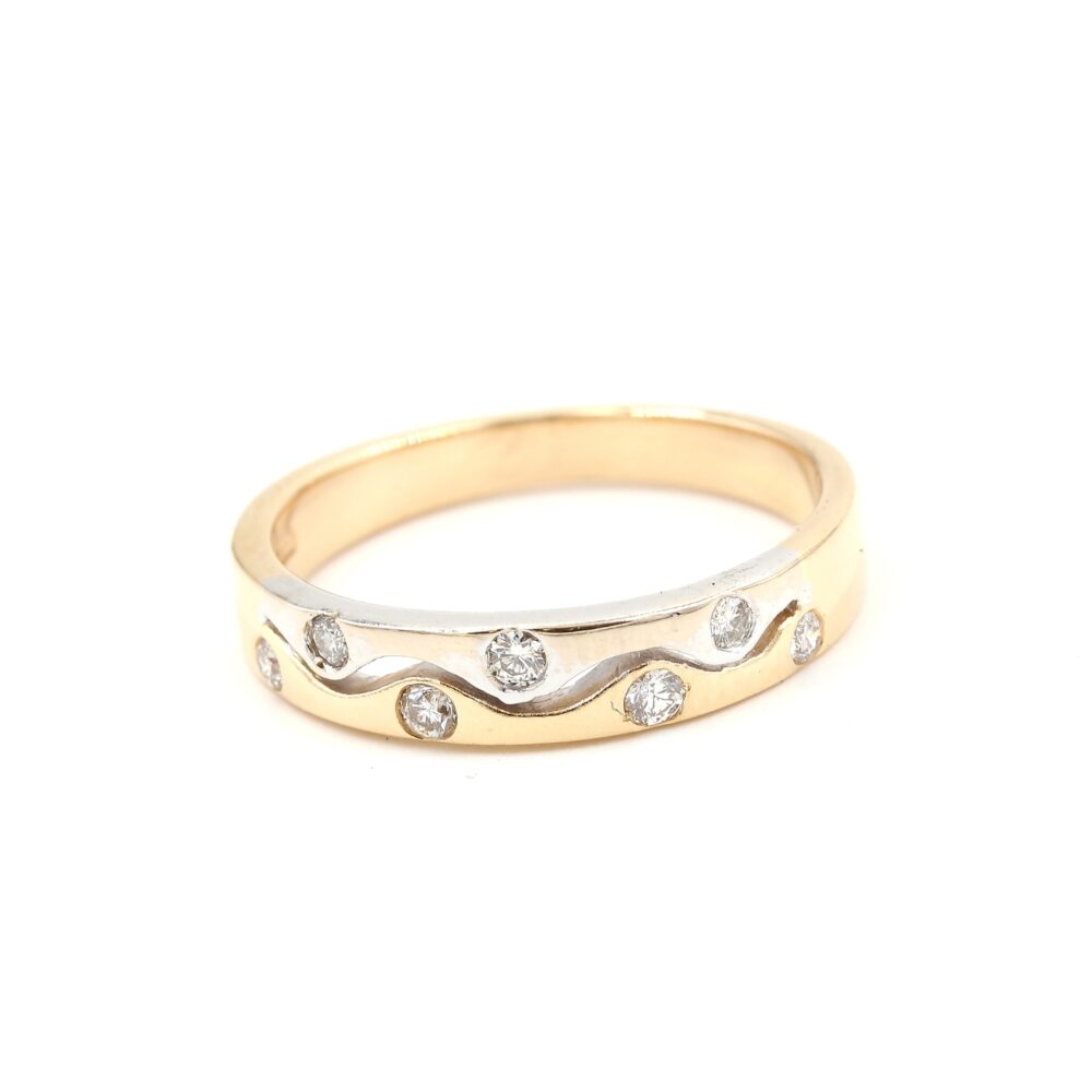 Diamantring i 18k guld och vitguld ca 0,14 ct. vikt: 4g