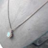 Halsband med ett hänge i 18K vitguld med opal och diamanter.