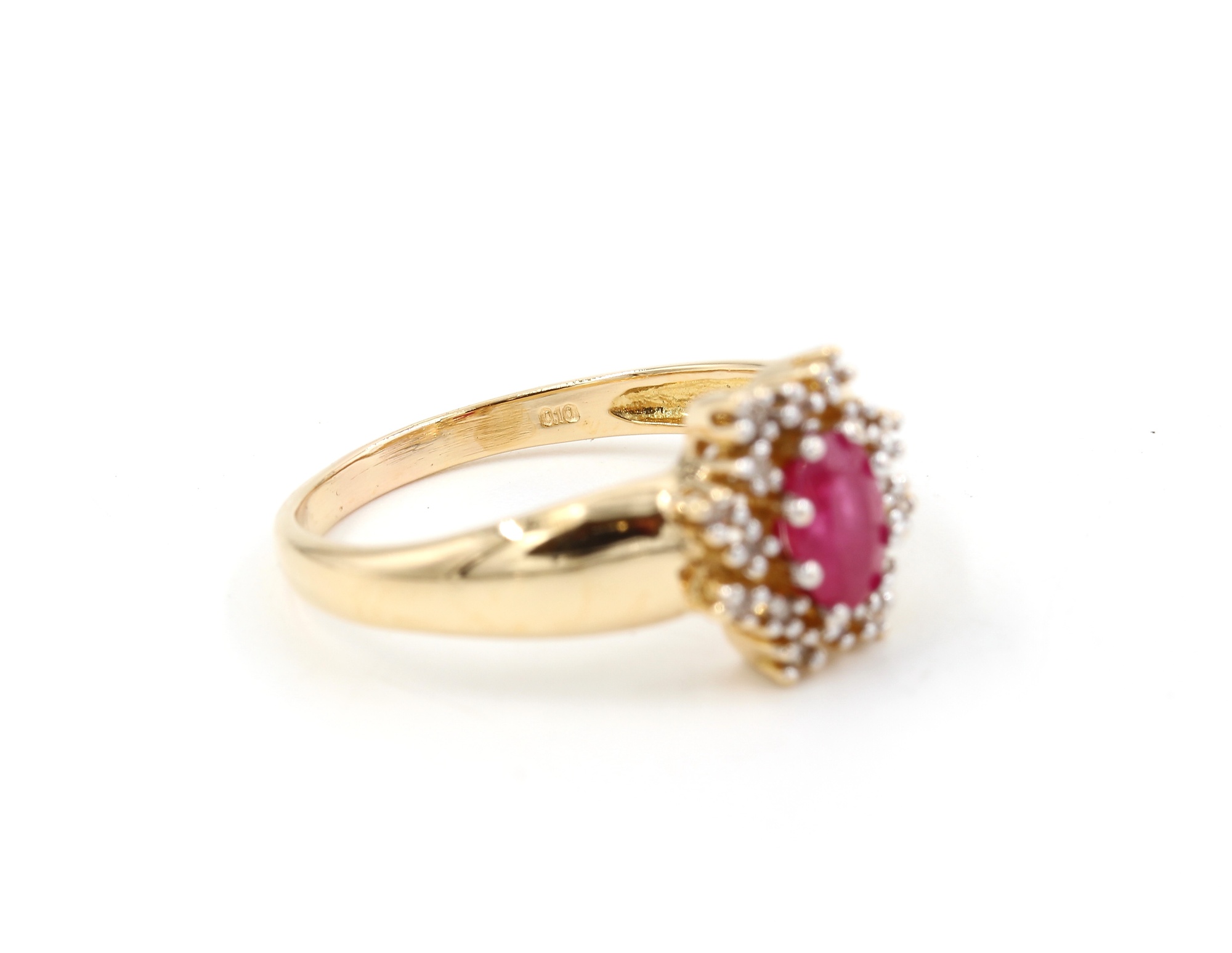Diamantring i 18k guld med en rubin. vikt:3,65g