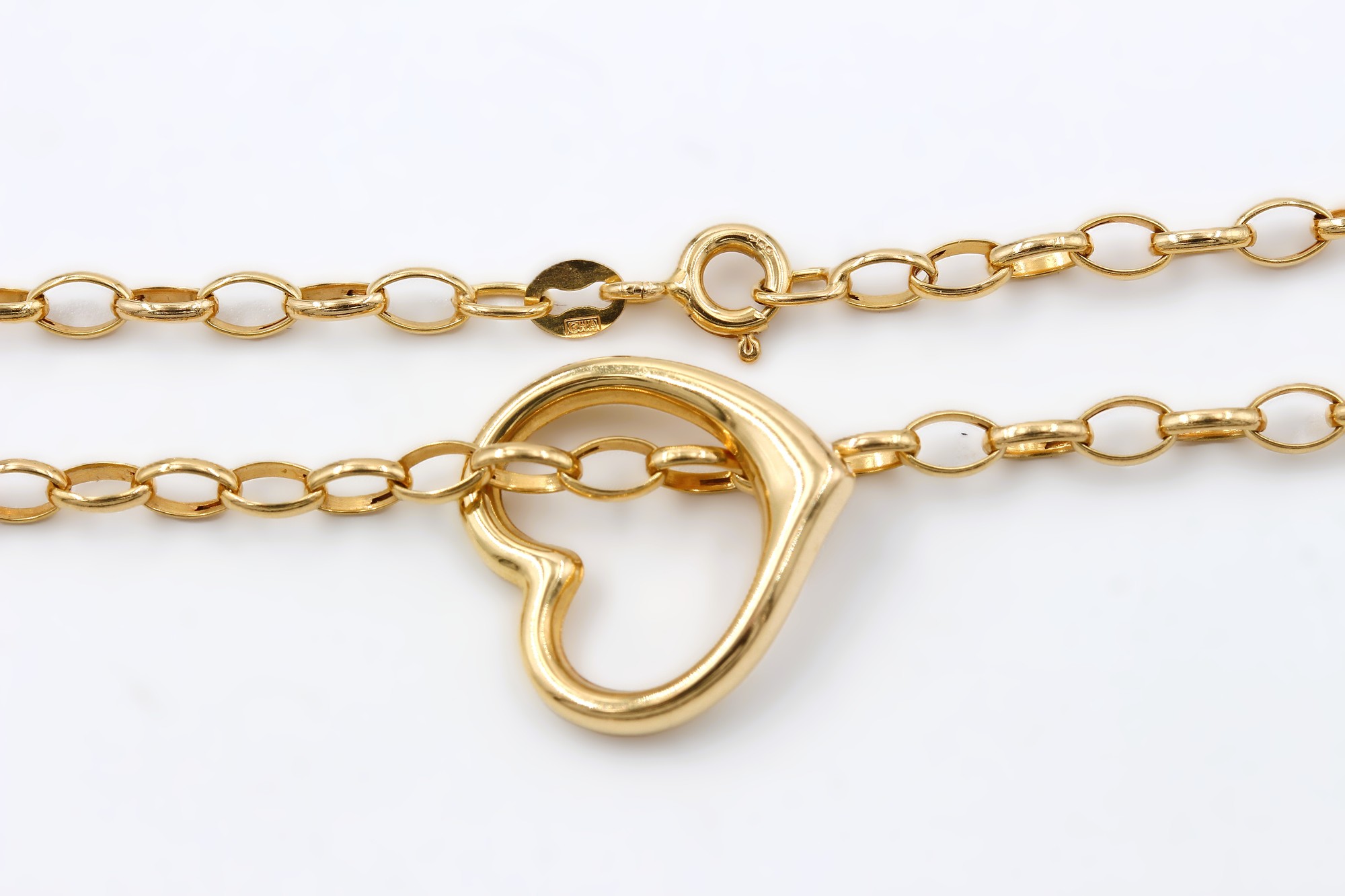 Halsband med ett hänge i 18k guld.Vikt 3.02g