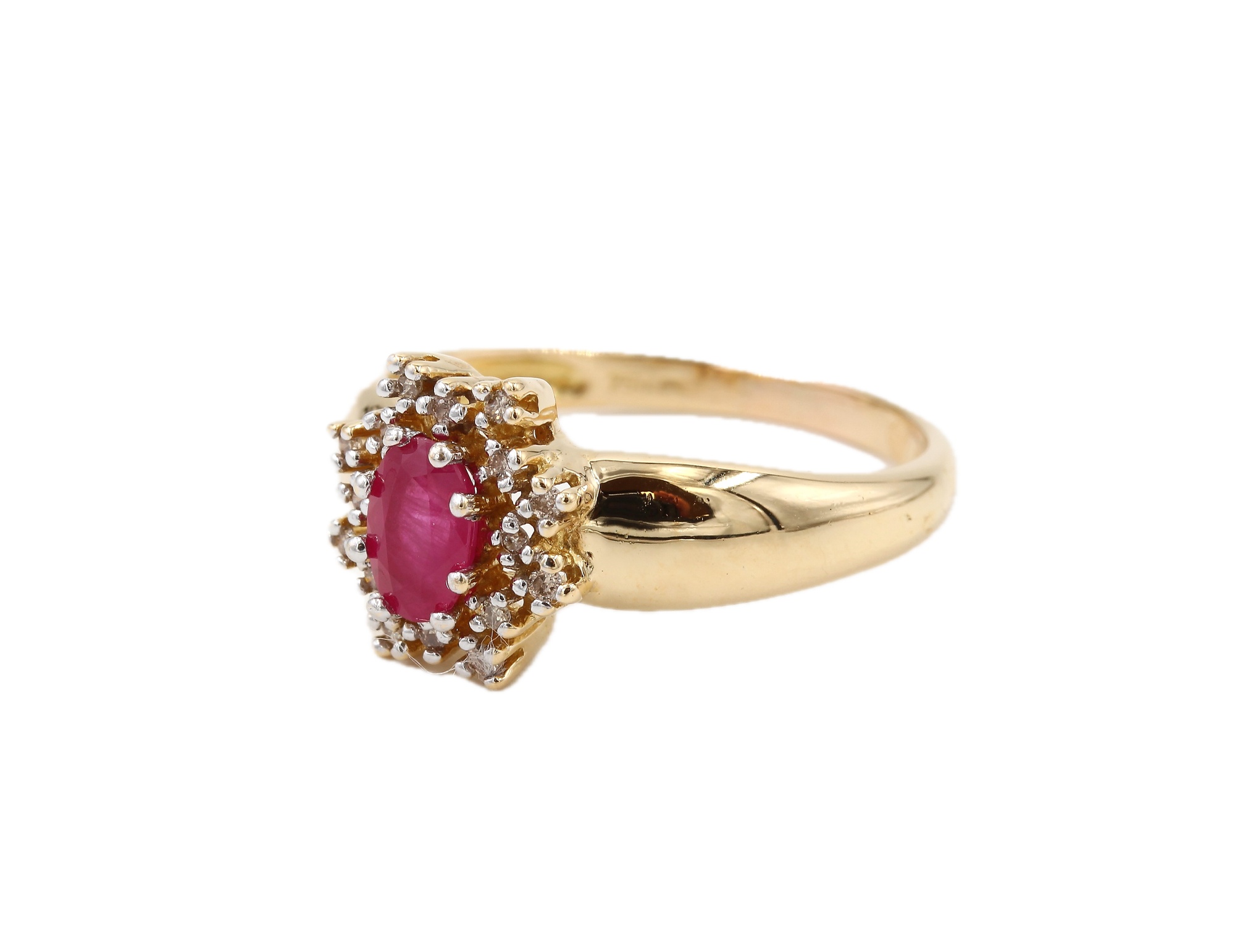 Diamantring i 18k guld med en rubin. vikt:3,65g