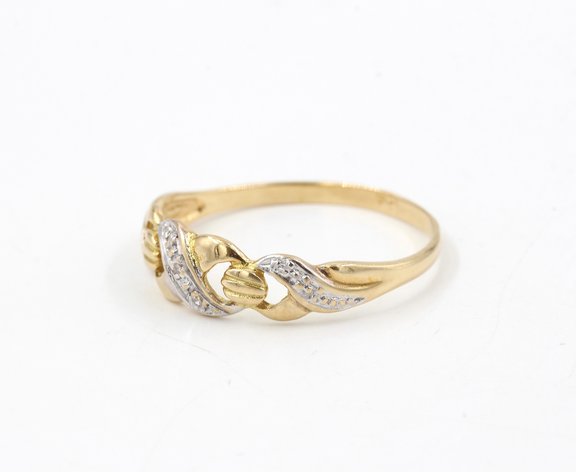 Bismarck ring i 18k guld med diamanter. vikt: 1,7g