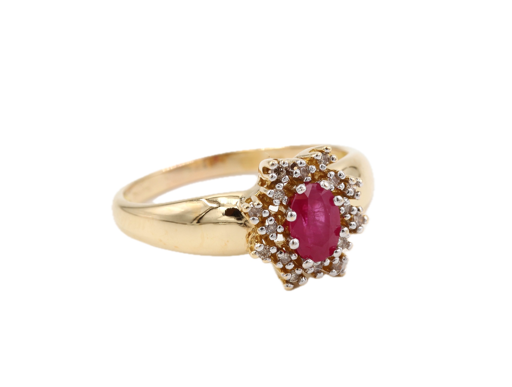 Diamantring i 18k guld med en rubin. vikt:3,65g