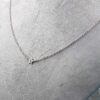 Halsband i 18k vitguld med en stjärna och en liten diamant i mitten.