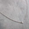 Halsband i 18k vitguld med en stjärna och en liten diamant i mitten.
