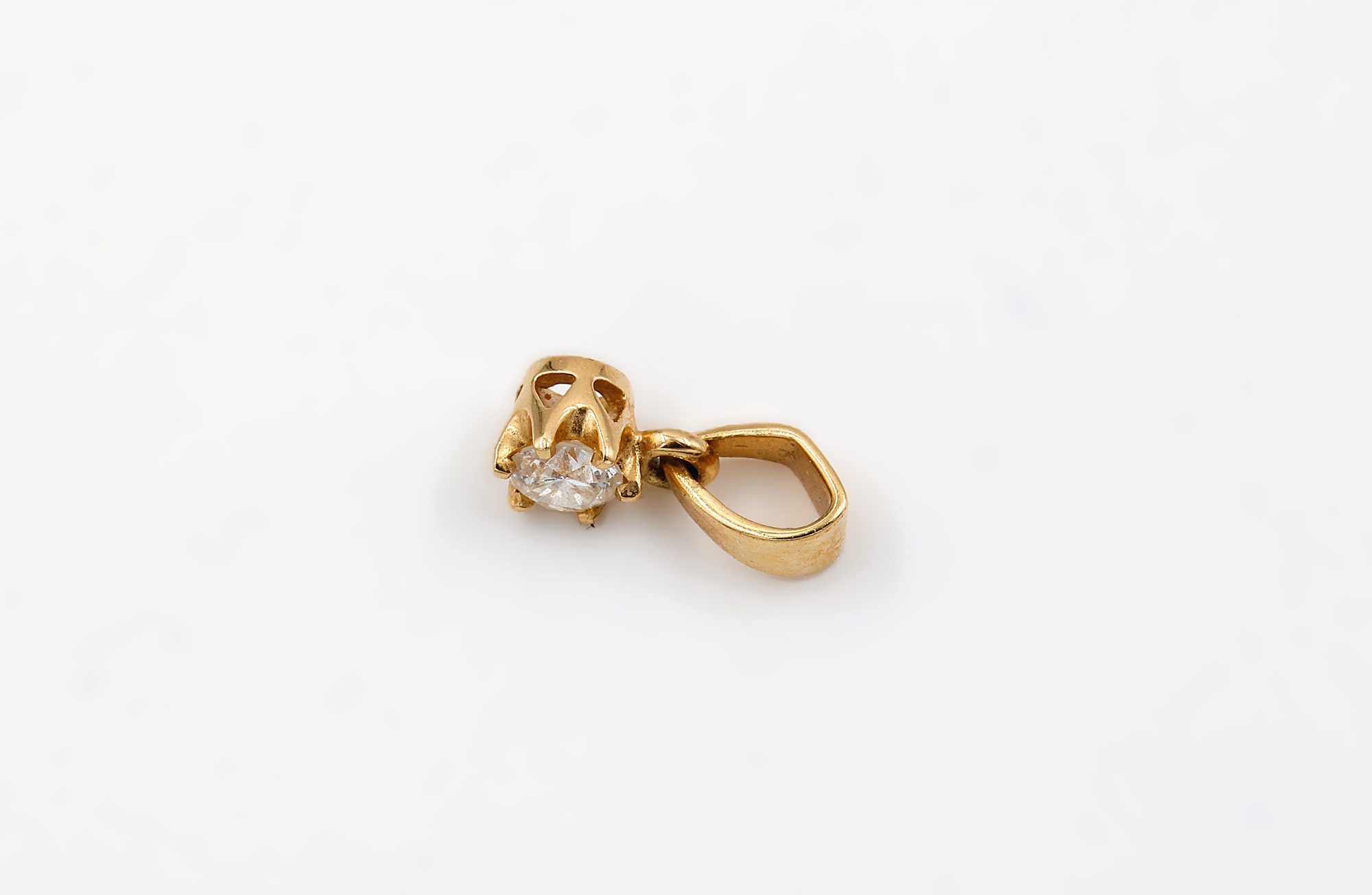 Hänge i 18k guld med en diamant på ca 0.2 ct.Vikt: 0.66g
