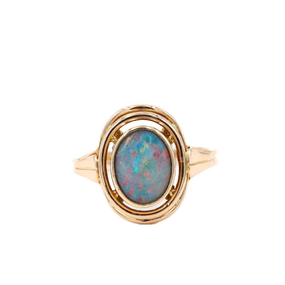 Ring i 18k guld med en opal. vikt: 3,12g