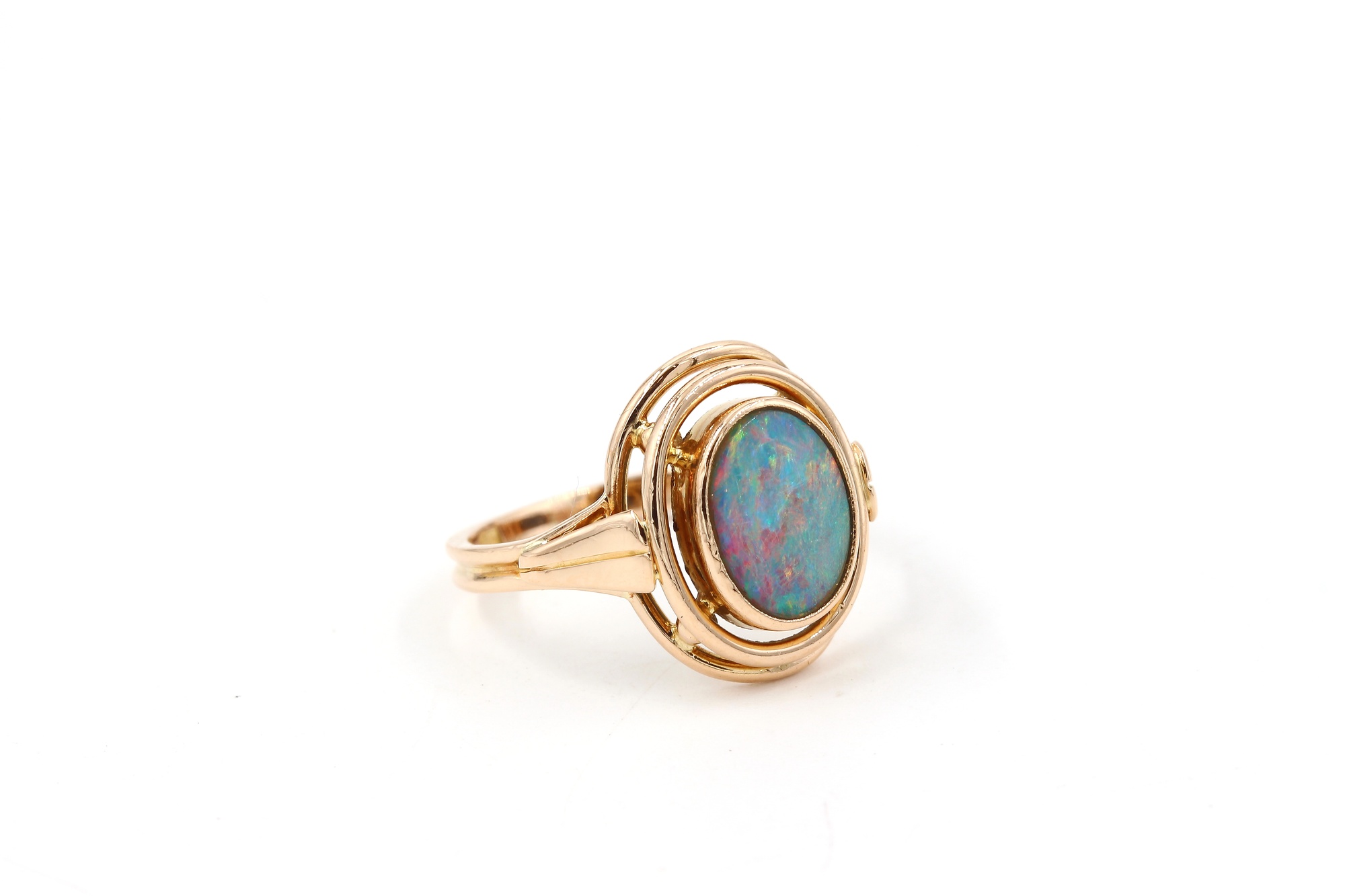 Ring i 18k guld med en opal. vikt: 3,12g