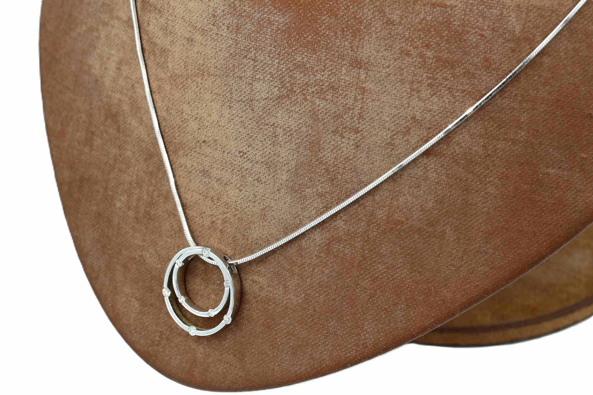 Halsband med ett diamant hänge i 18k vitguld.Vikt:7.43g
