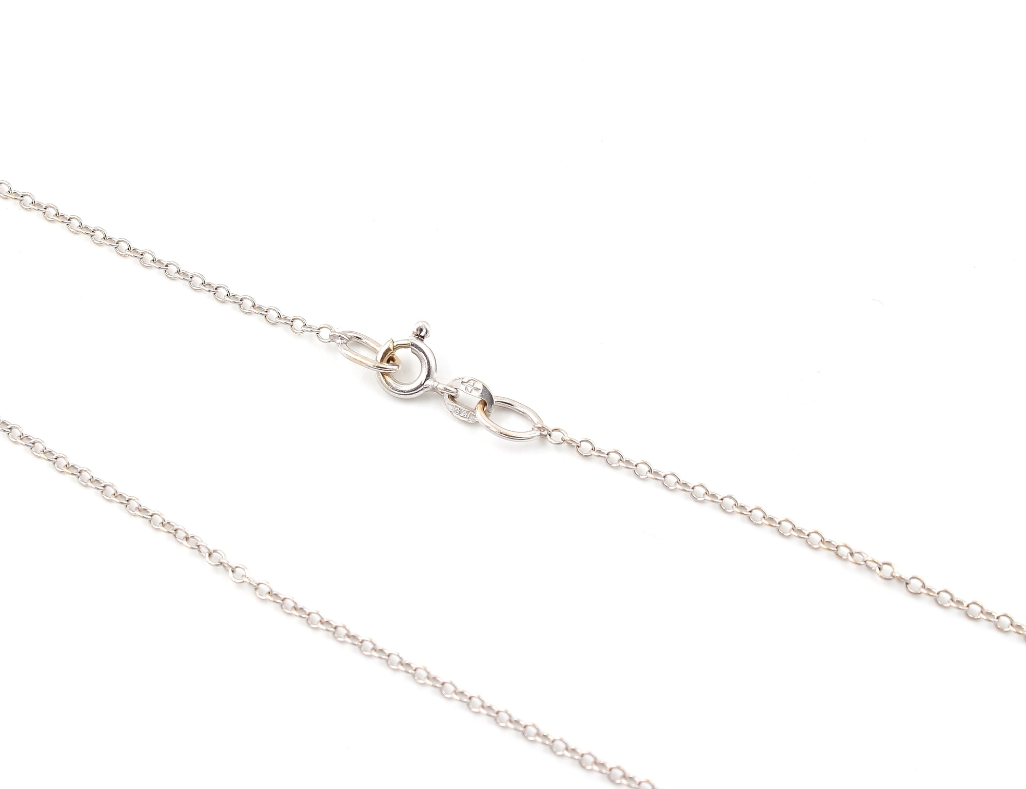 Halsband i 18k vitguld med en stjärna och en liten diamant i mitten.