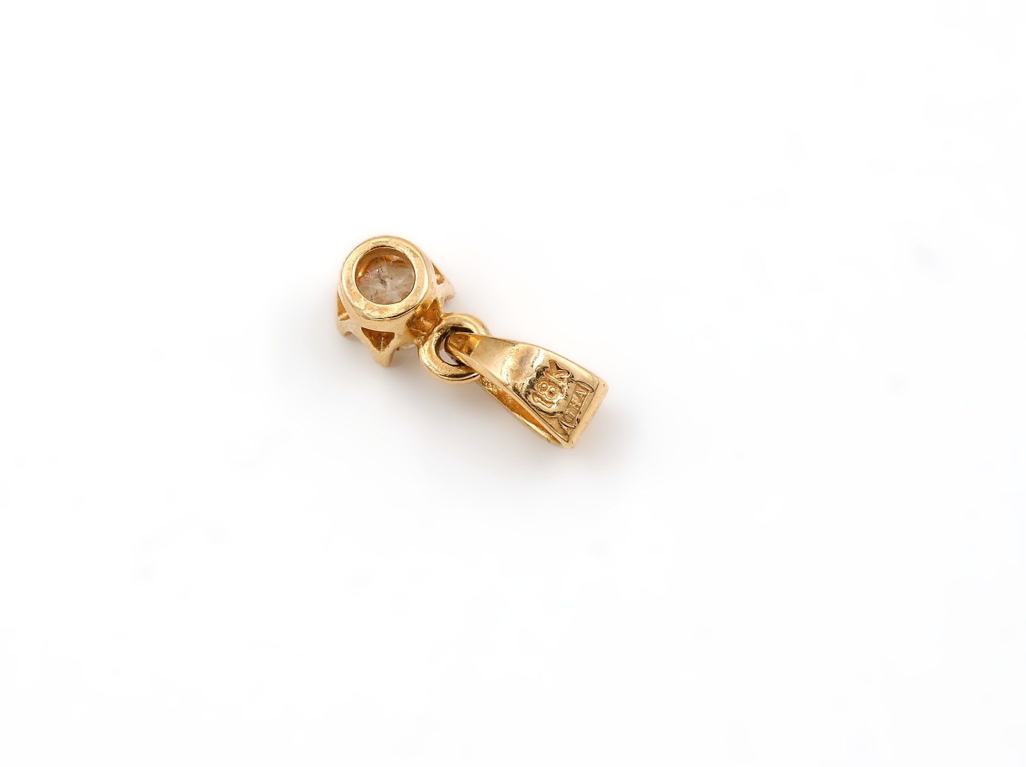 Hänge i 18k guld med en diamant på ca 0.2 ct.Vikt: 0.66g