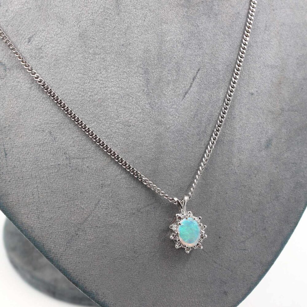 Halsband med ett hänge i 18K vitguld med opal och diamanter.
