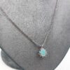 Halsband med ett hänge i 18K vitguld med opal och diamanter.